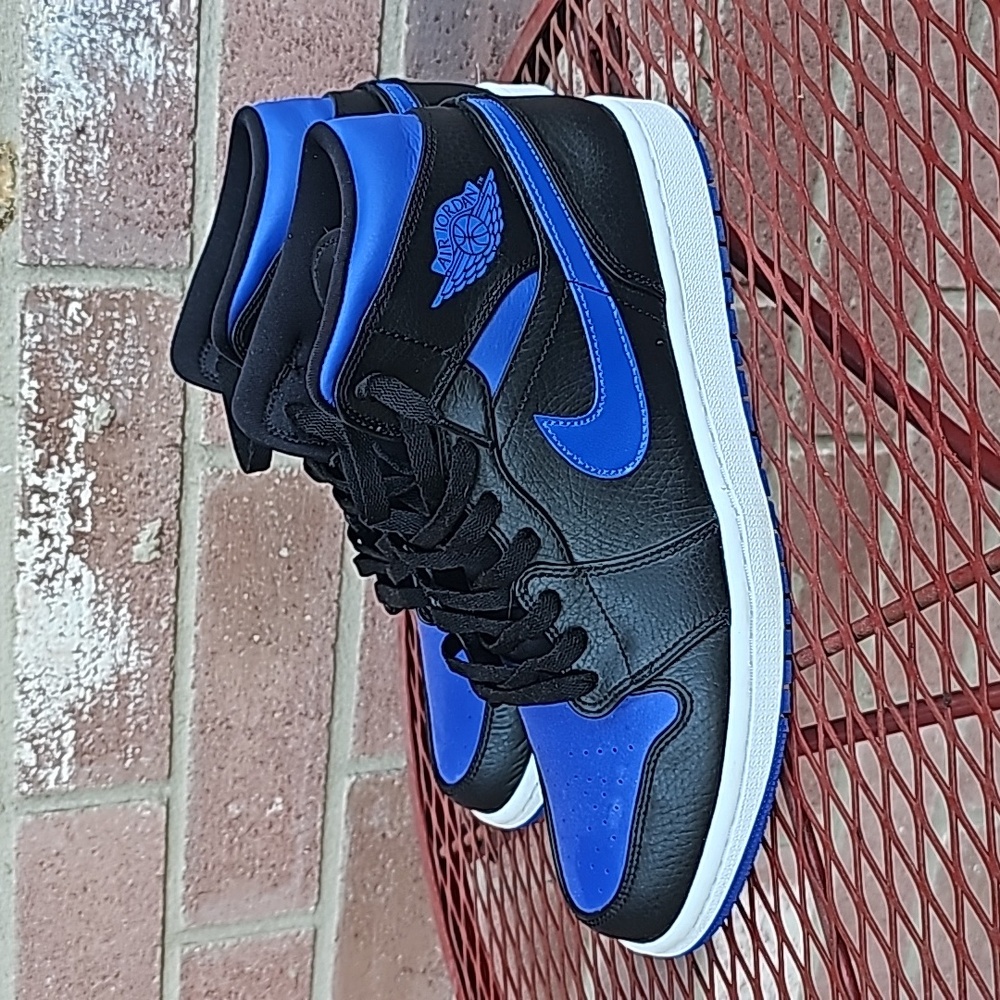 Air Jordan 1 Mid 'Black Hyper Royal'